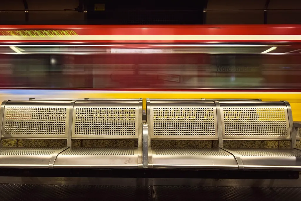 Mujer en el metro de Santiago inicia sesión en Jugabet desde su teléfono