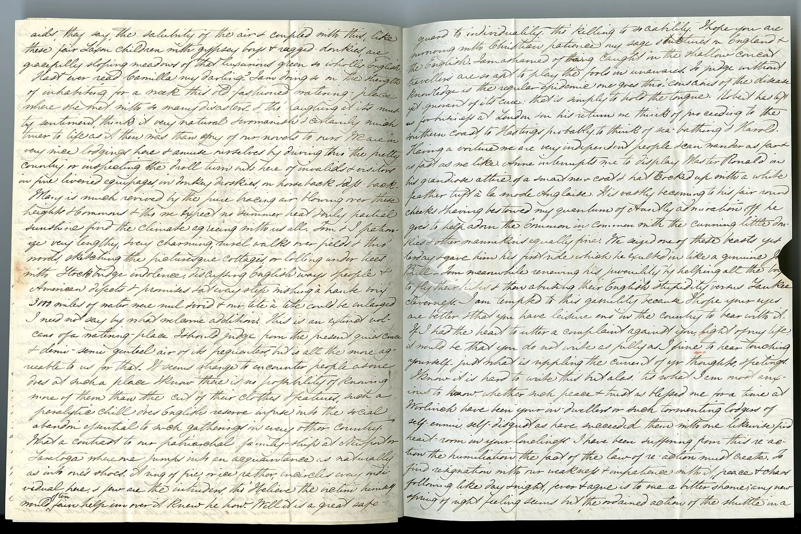 Lupa sobre documentos, revisión de términos y reclamos de un casino online
