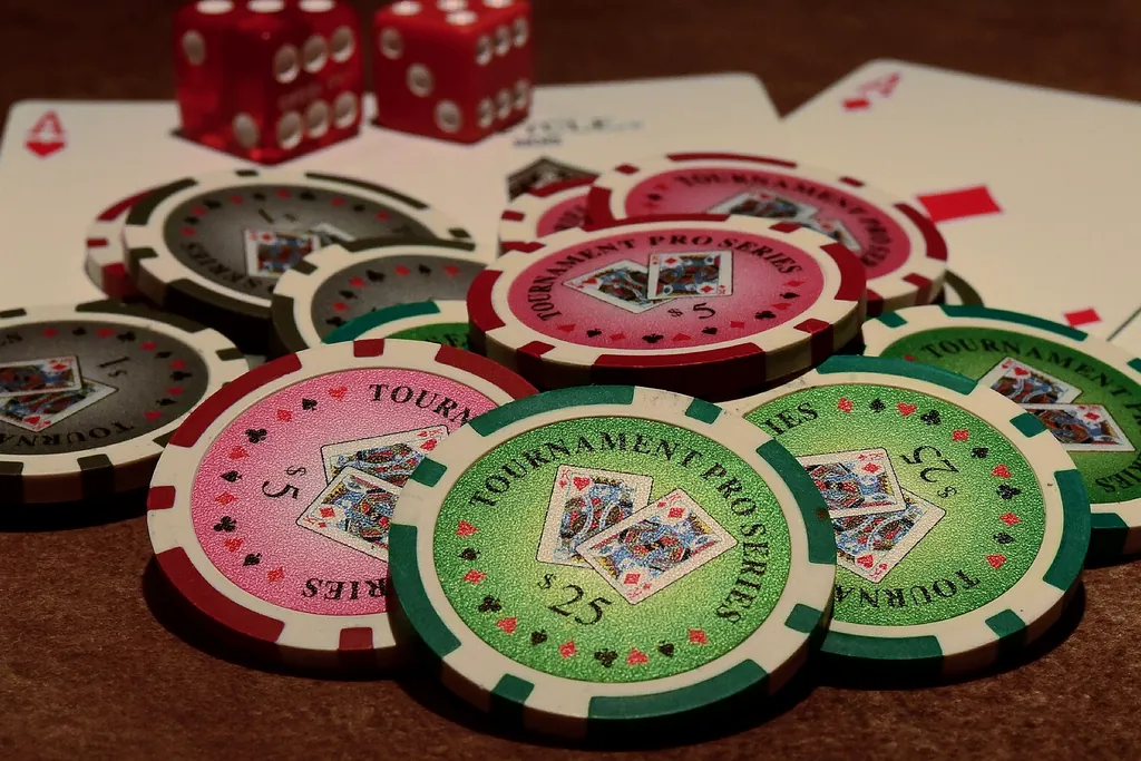 Fichas y cartas sobre una mesa verde, juegos de casino online en Chile